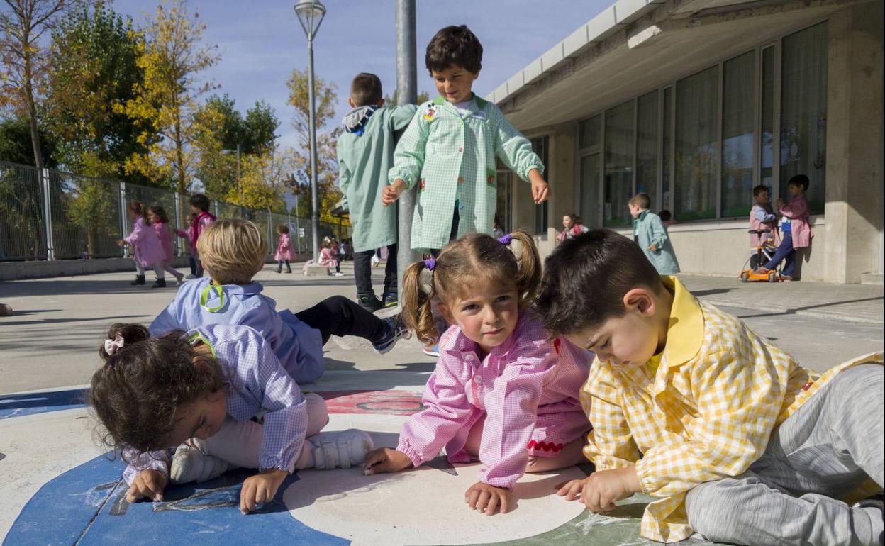 Imagen de archivo de escolares de Infantil jugando en el colegio Alto Ebro de Reinosa.