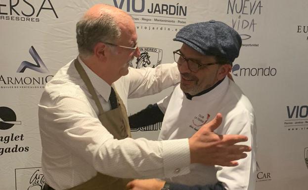 Imagen. La noche del martes, Subijana entregó al chef Jesús Sánchez la chaquetilla de honor del Club La Tenida por la difusión de la gastronomía regional.