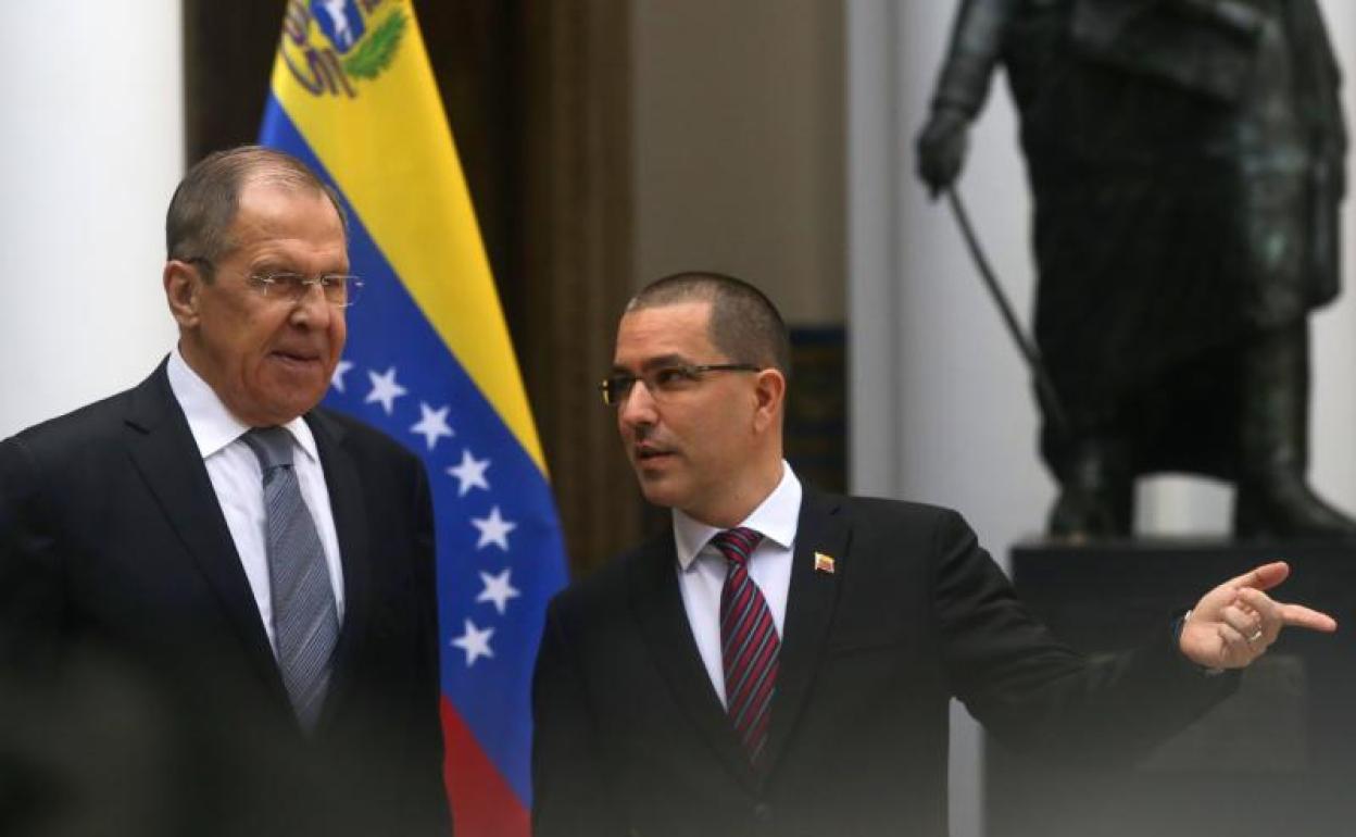 Jorge Arreaza, ministro de Exteriores de Venezuela, junto con su homólogo ruso 