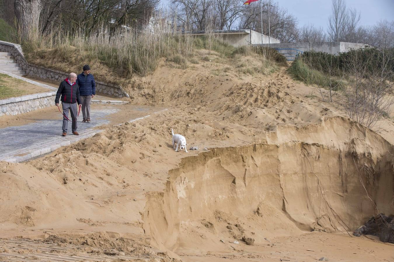 Las olas y las mareas vivas sacan a la luz antiguas construcciones en las playas y dejan huellas en los paseos costeros