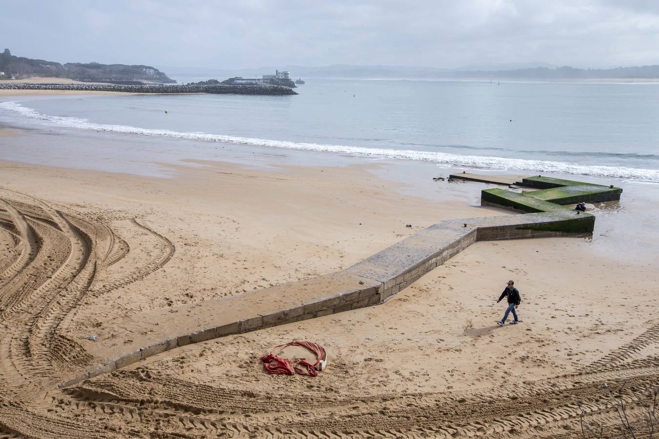 Las olas y las mareas vivas sacan a la luz antiguas construcciones en las playas y dejan huellas en los paseos costeros