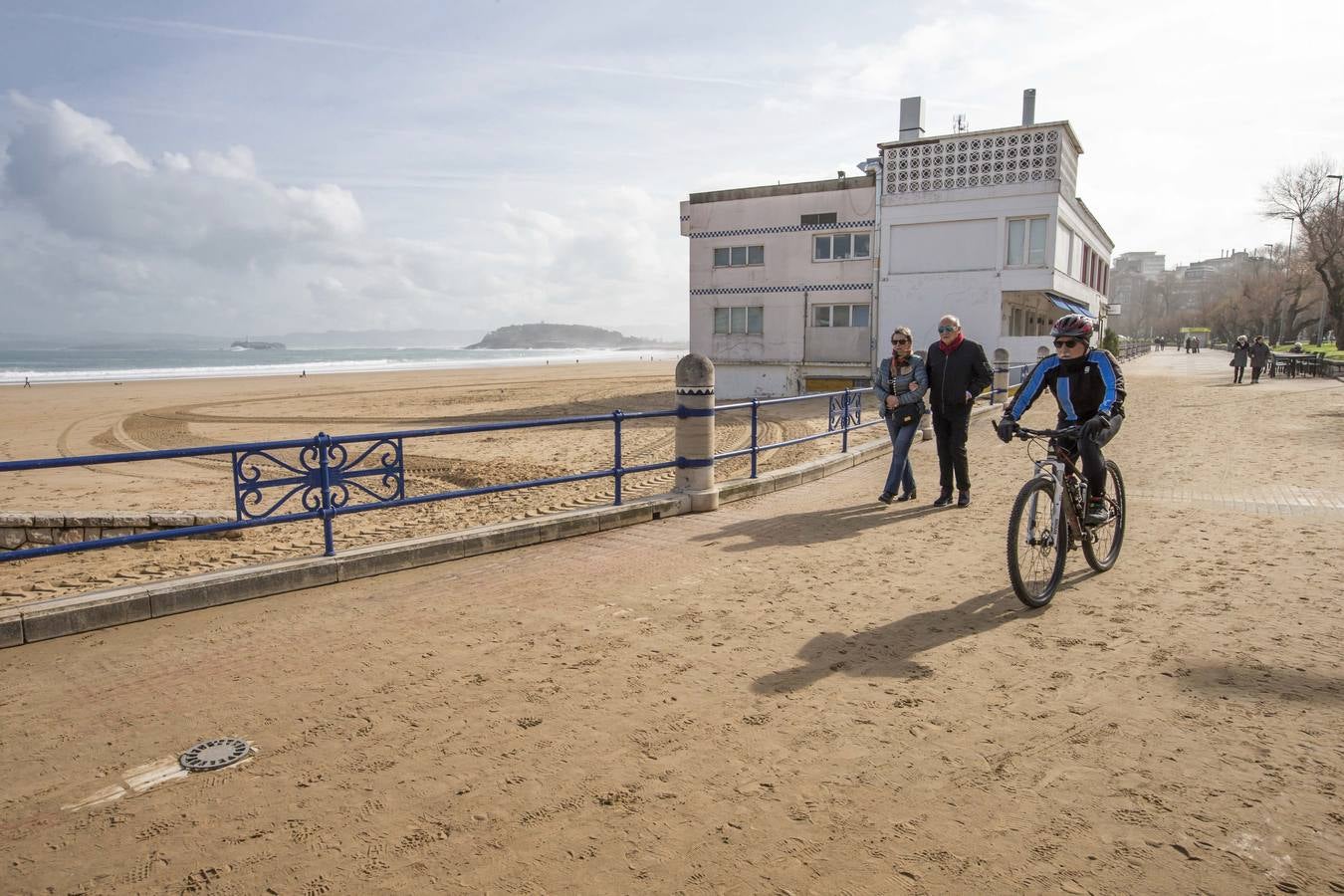 Las olas y las mareas vivas sacan a la luz antiguas construcciones en las playas y dejan huellas en los paseos costeros