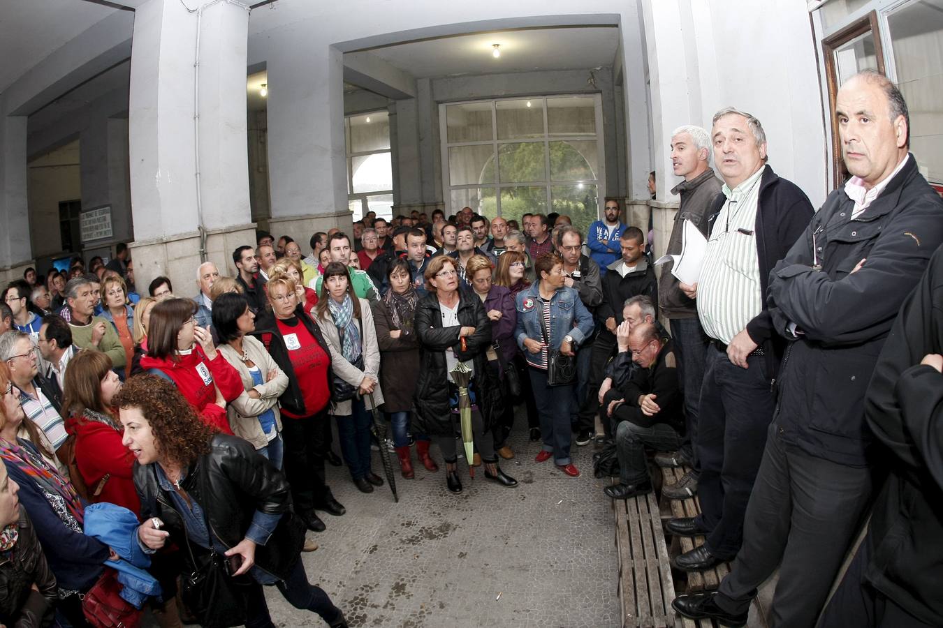 El comité de Empresa de Sniace, comunica a la asamblea la decisión empresarial de despedir a 364 trabajadores.Junio de 2013.