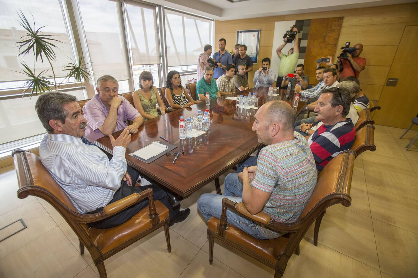 Miguel Ángel Revilla el día del traspaso de poderes, su primer día como presidente de Cantabria. Reunión con el comité de empresa de Sniace. Julio de 2015. 