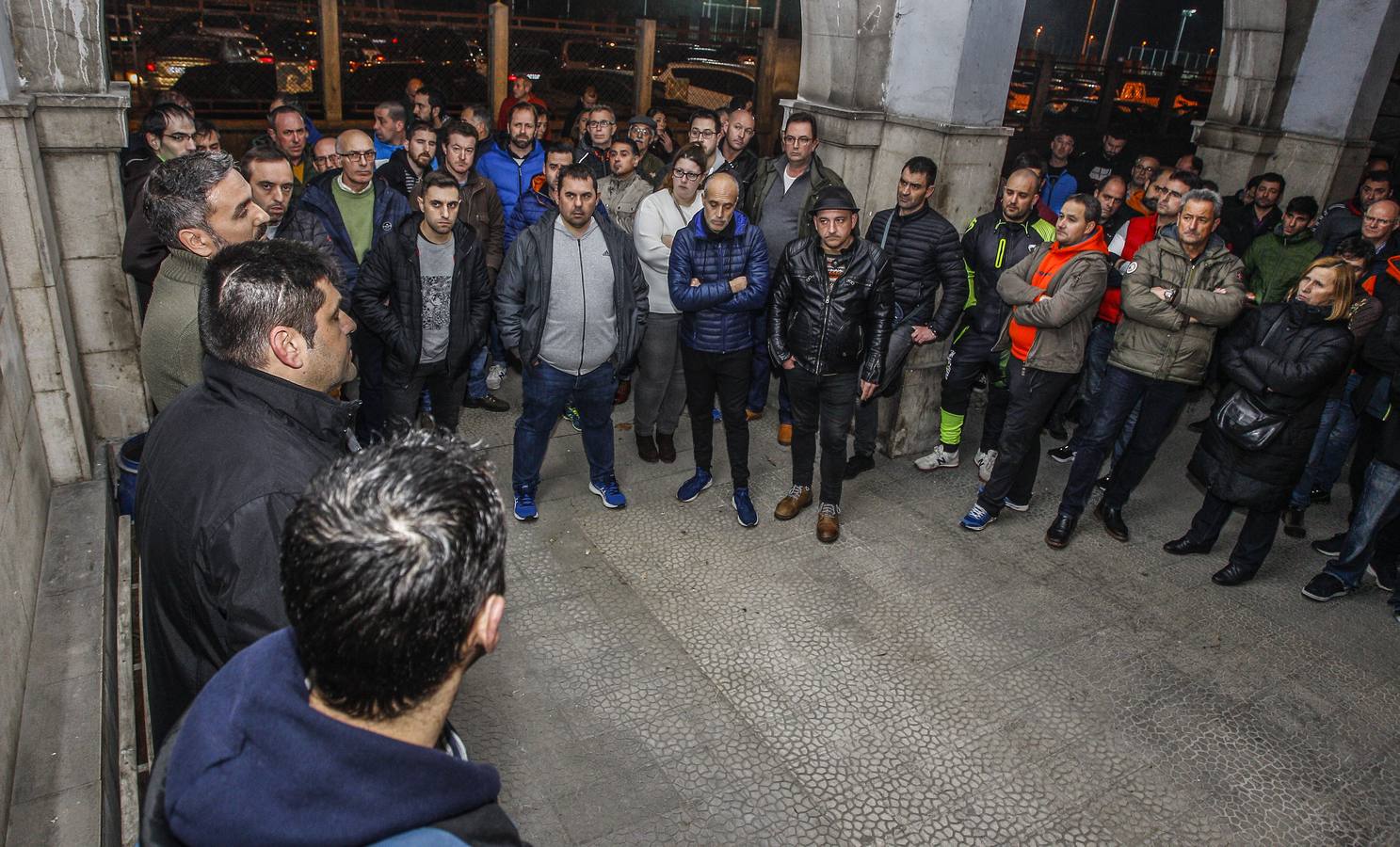 Asamblea de Sniace tras conocer el ERTE que afecta a los trabajadores de la empresa en diciembre del pasado año.