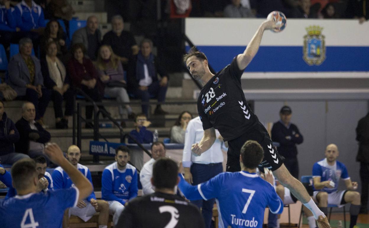 Una de las jugadas protagonizadas por los jugadores del equipo cántabro