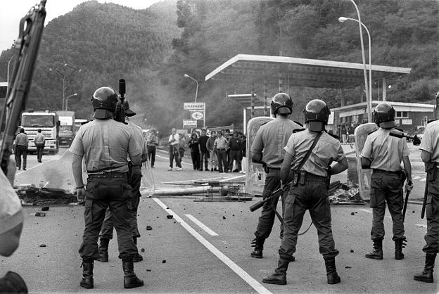  Lucha obrera. Las pérdidas derivadas de la crisis industrial y las deudas que la compañía mantenía con Banesto, proveedores y nóminas de los trabajadores llevaron las primeras protestas a las calles. 