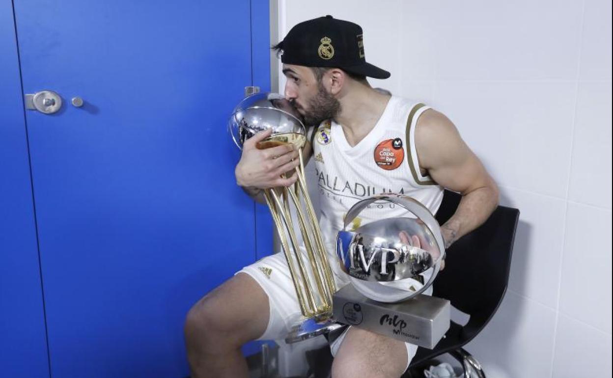 Facundo Campazzo, con los trofeos de Copa y de MVP del torneo.