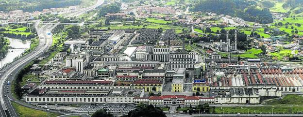 Vista del complejo industrial de Sniace en Torrelavega, con sus diferentes fábricas y la planta de cogeneración al fondo. sane