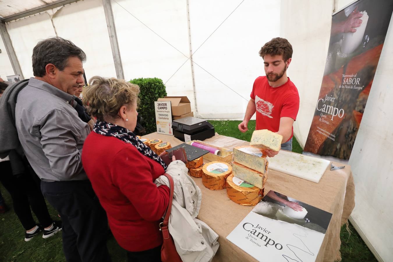 La Feria de la Leche de Trasierra ha ensalzado la labor de los ganaderos y un precio justo para la leche por cuarto año consecutivo, un evento con gran aceptación que se ha celebrado en este barrio del municipio de Ruiloba con motivo de la festividad de Santa Eulalia. 