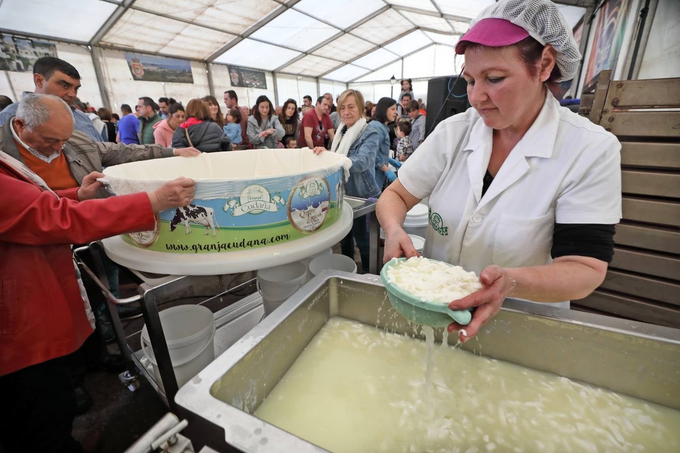 La Feria de la Leche de Trasierra ha ensalzado la labor de los ganaderos y un precio justo para la leche por cuarto año consecutivo, un evento con gran aceptación que se ha celebrado en este barrio del municipio de Ruiloba con motivo de la festividad de Santa Eulalia. 