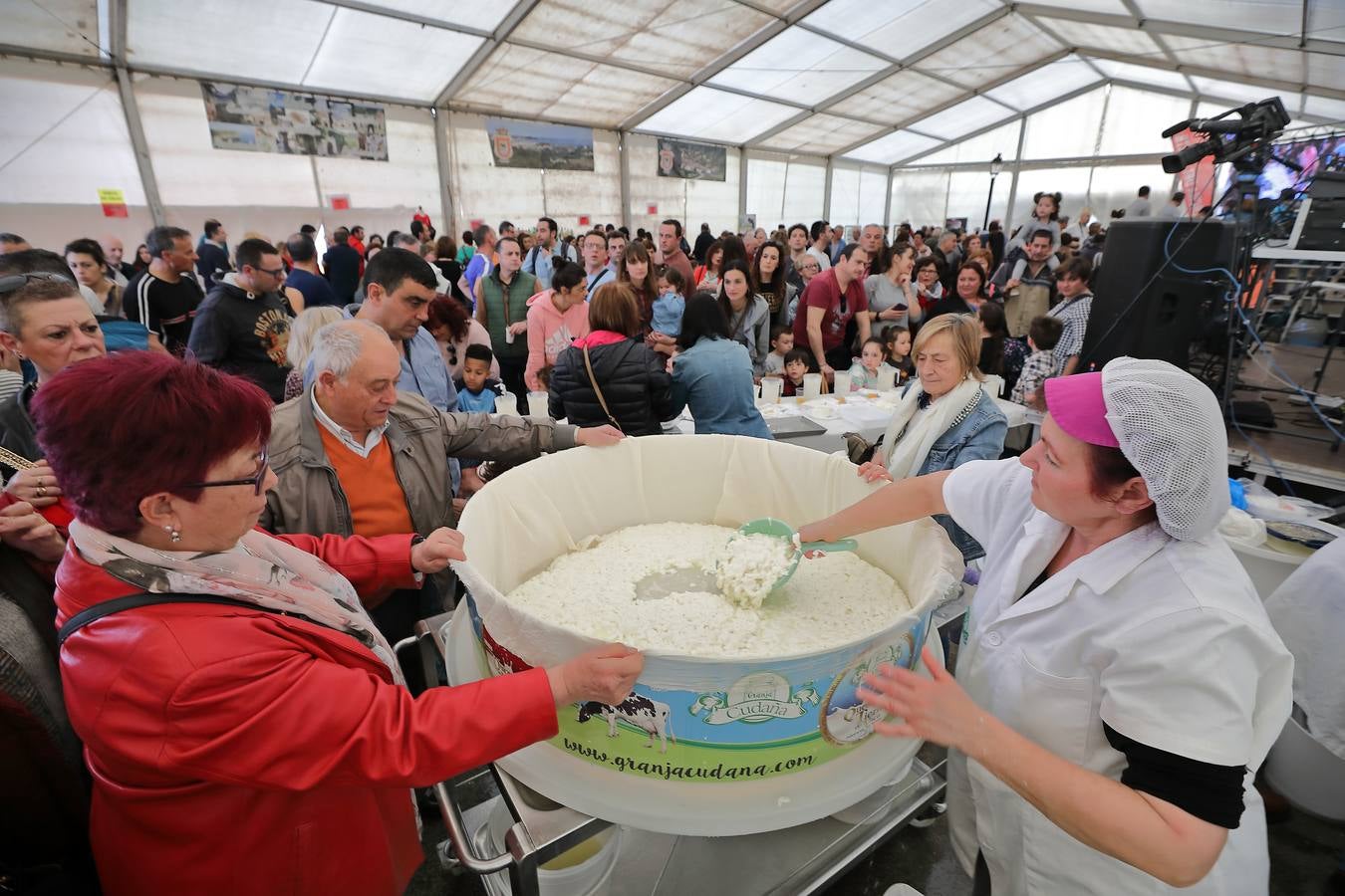 La Feria de la Leche de Trasierra ha ensalzado la labor de los ganaderos y un precio justo para la leche por cuarto año consecutivo, un evento con gran aceptación que se ha celebrado en este barrio del municipio de Ruiloba con motivo de la festividad de Santa Eulalia. 