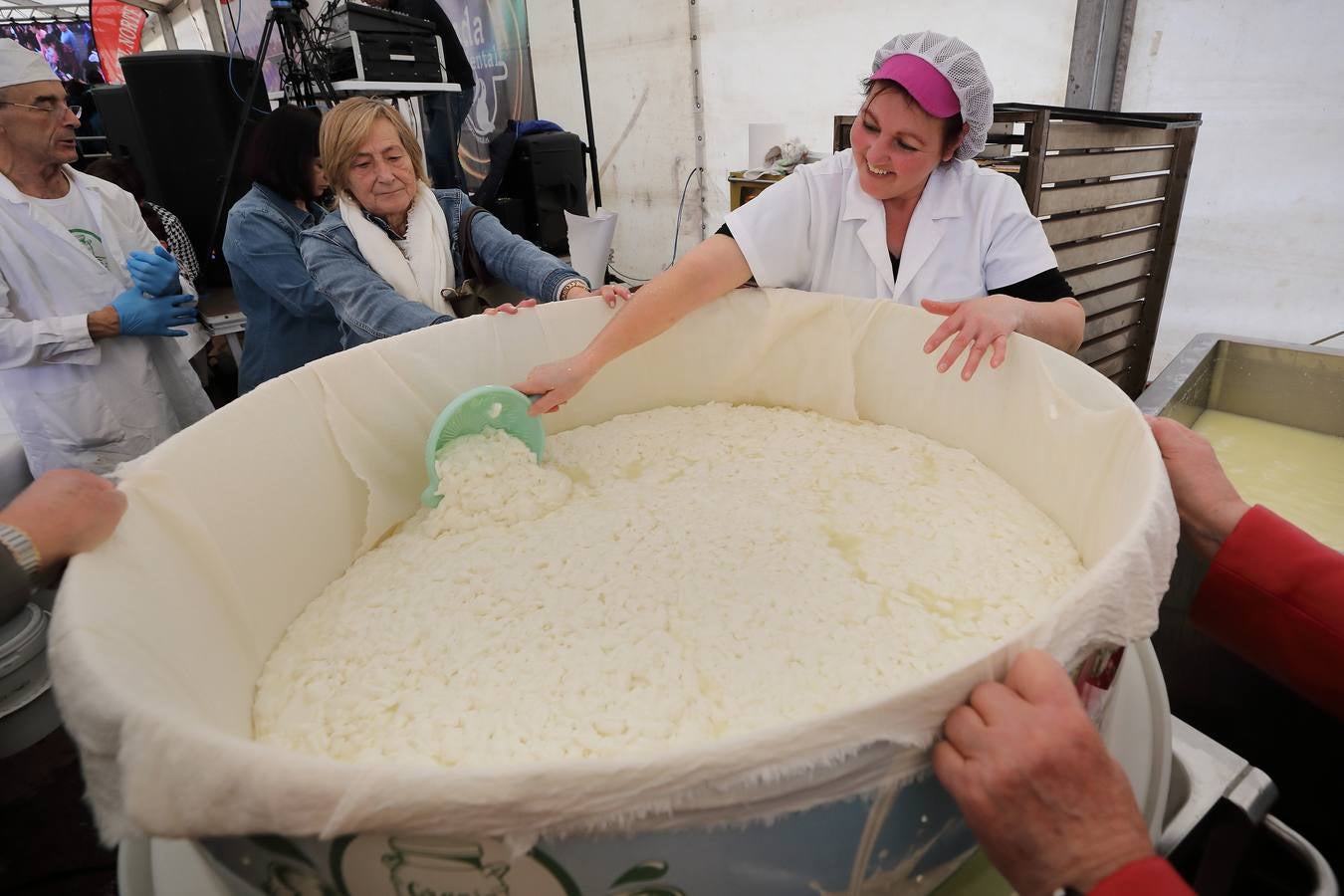 La Feria de la Leche de Trasierra ha ensalzado la labor de los ganaderos y un precio justo para la leche por cuarto año consecutivo, un evento con gran aceptación que se ha celebrado en este barrio del municipio de Ruiloba con motivo de la festividad de Santa Eulalia. 