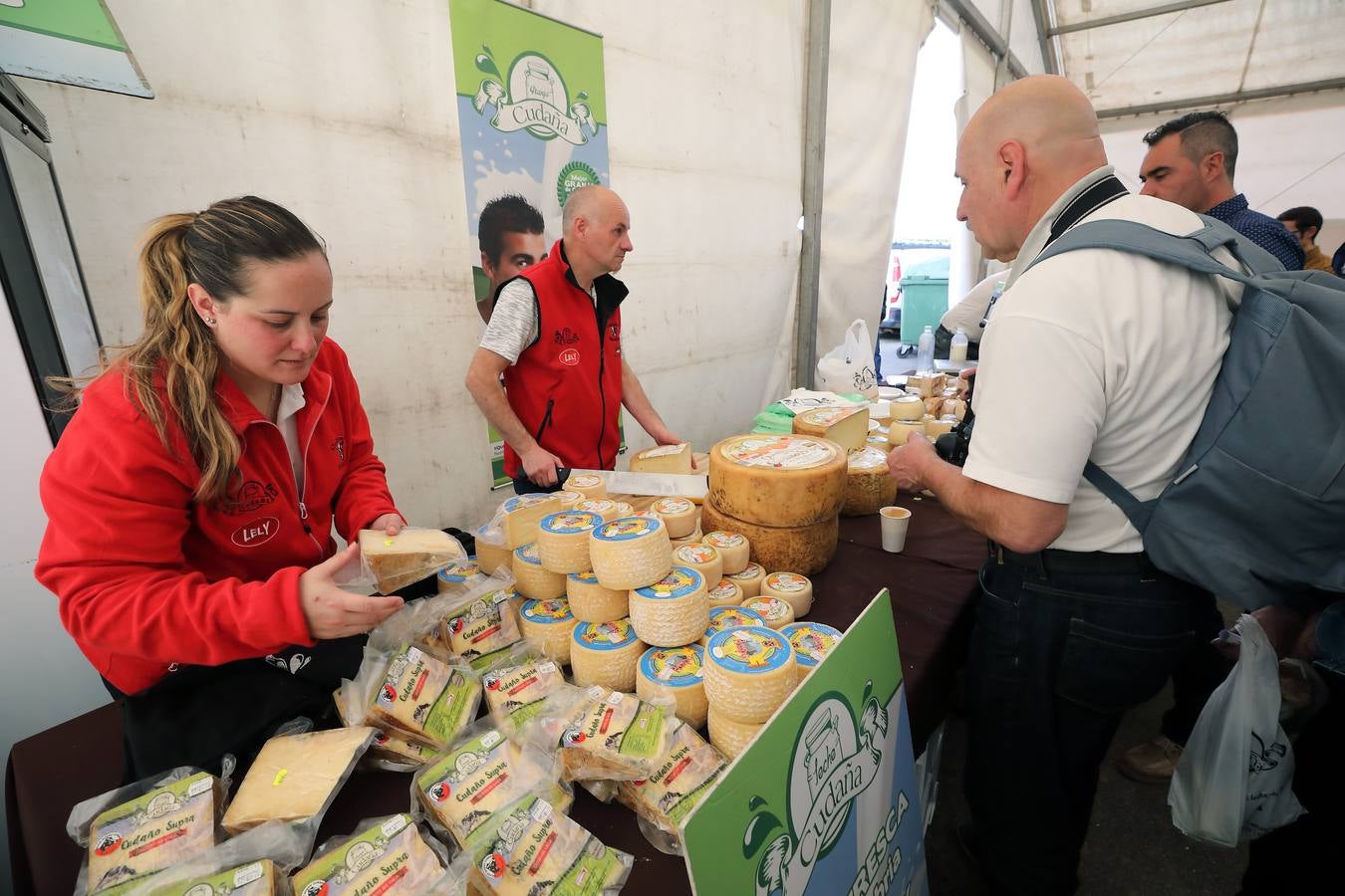 La Feria de la Leche de Trasierra ha ensalzado la labor de los ganaderos y un precio justo para la leche por cuarto año consecutivo, un evento con gran aceptación que se ha celebrado en este barrio del municipio de Ruiloba con motivo de la festividad de Santa Eulalia. 