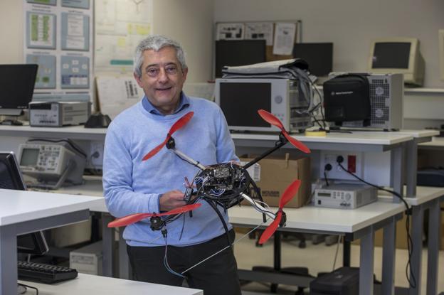 Eugenio Villar, en el laboratorio del Departamento de Tecnología Electrónica e Ingeniería de Sistemas y Automática