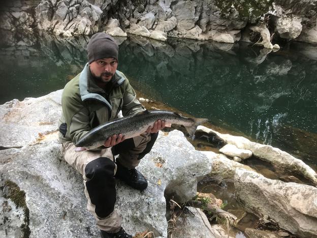 Unai Osante pescó en 2019 el 'campanu' cántabro en el coto de Güedes. 