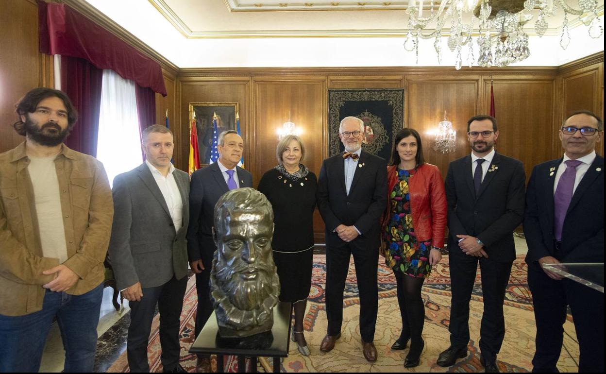 ue Riestra, Javier Ramírez, Tomás Lorenzo, Mariví Monteserín, Tracy W. Upchurch, Gema Igual, Héctor Pons y José Pastrana rodean al busto de Pedro Menéndez.