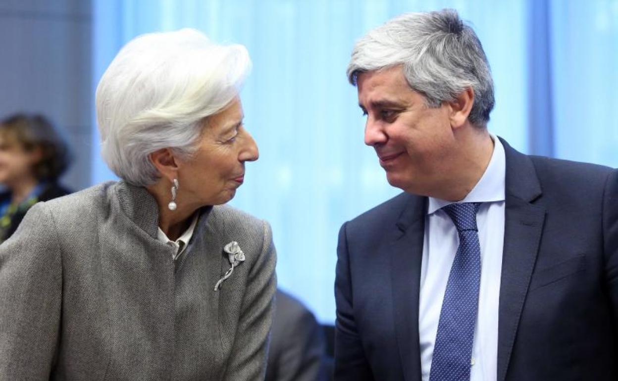 Mario Centeno, presidente del Eurogrupo, conversa con Christine Lagarde, presidenta del BCE.