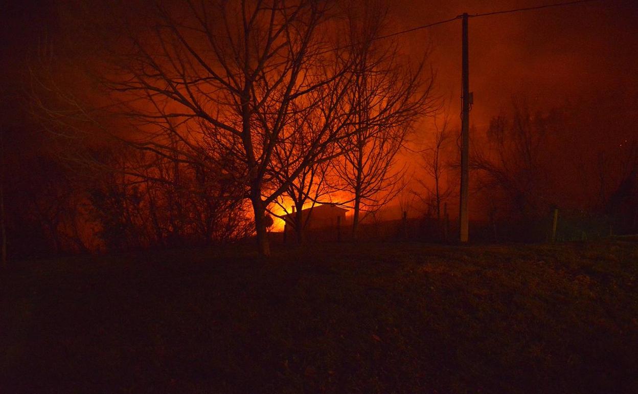 Imagen de un incendio registrado anoche en un eucaliptal en las inmediaciones de La Quieva (Liérganes), cerca de las casas.