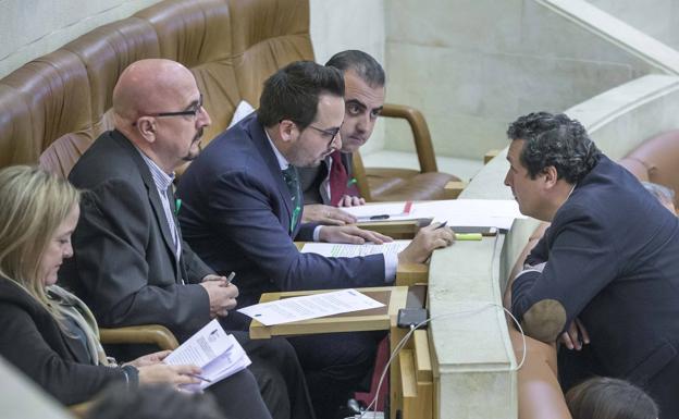 Íñigo Fernández (derecha), habla con sus compañeros de la bancada del PP: Isabel Urrutia, César Pascual, Álvaro Aguirre y Roberto Bedia