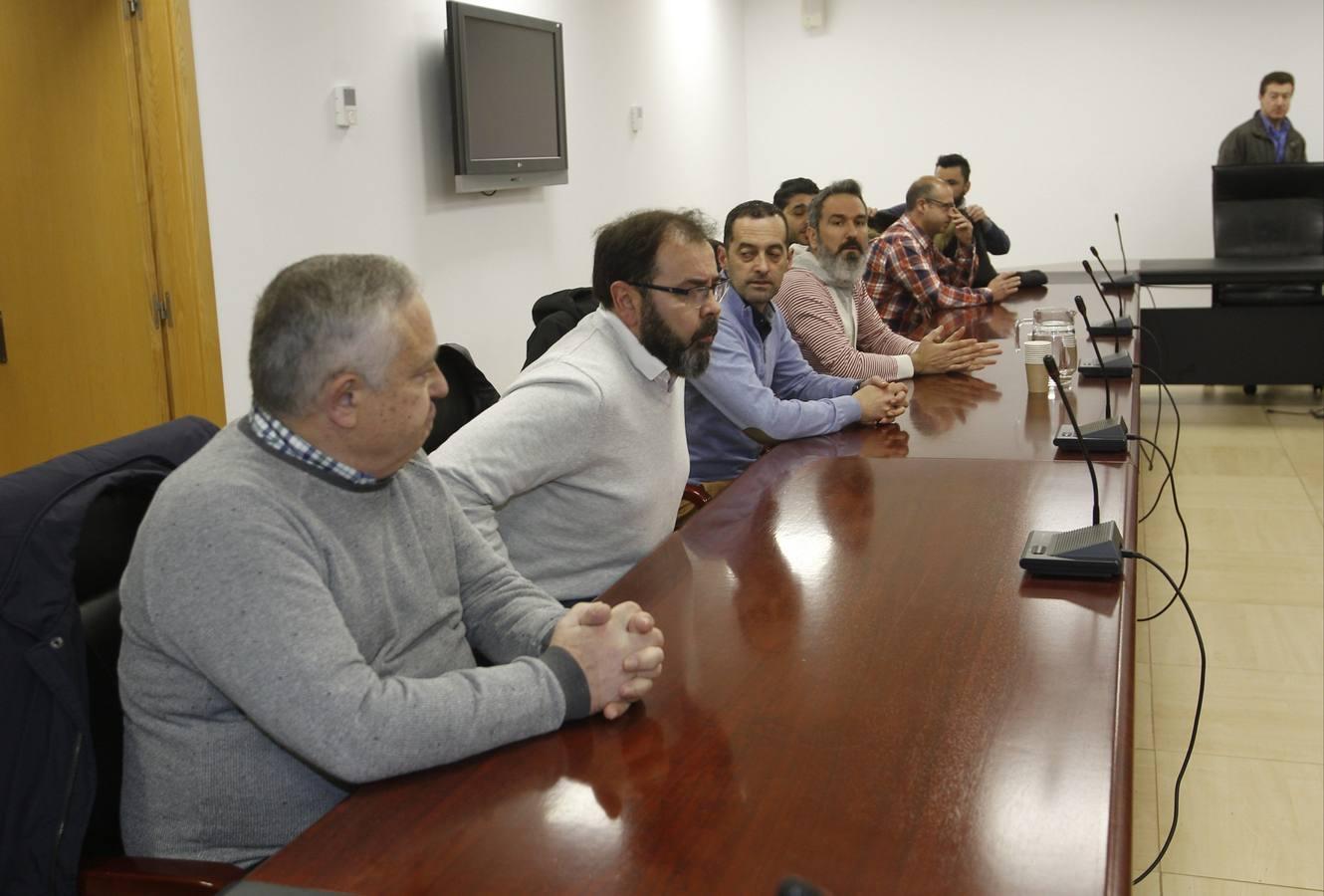 Parte del Ejecutivo cántabro, reunido con el comité de empresa de Sniace de Torrelavega