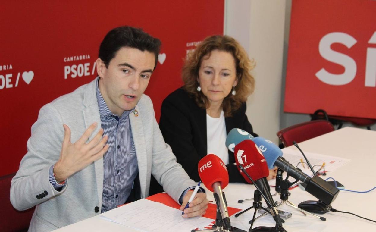 La senadora Fernández con el diputado Casares, hoy, en rueda de prensa.