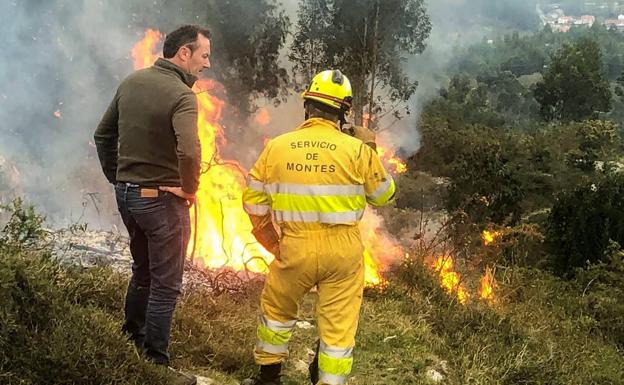 Incendio en Las Caldas, ayer domingo.