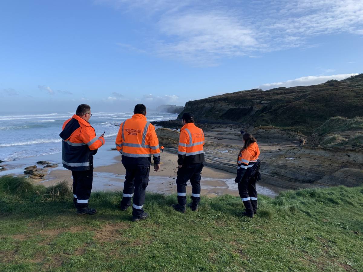 Un amplio dispositivo de rescate, con dos helicópteros y una veintena de efectivos por tierra, buscan desde ayer por la tarde a un hombre desaparecido en la zona de la costa de Liencres (Piélagos).Se trata de Carlos Revilla Gómez, vecino de Villaescusa de 46 años de edad y cuyo coche apareció aparcado en el entorno de la playa del Madero después de que su mujer denunciara su desaparición.