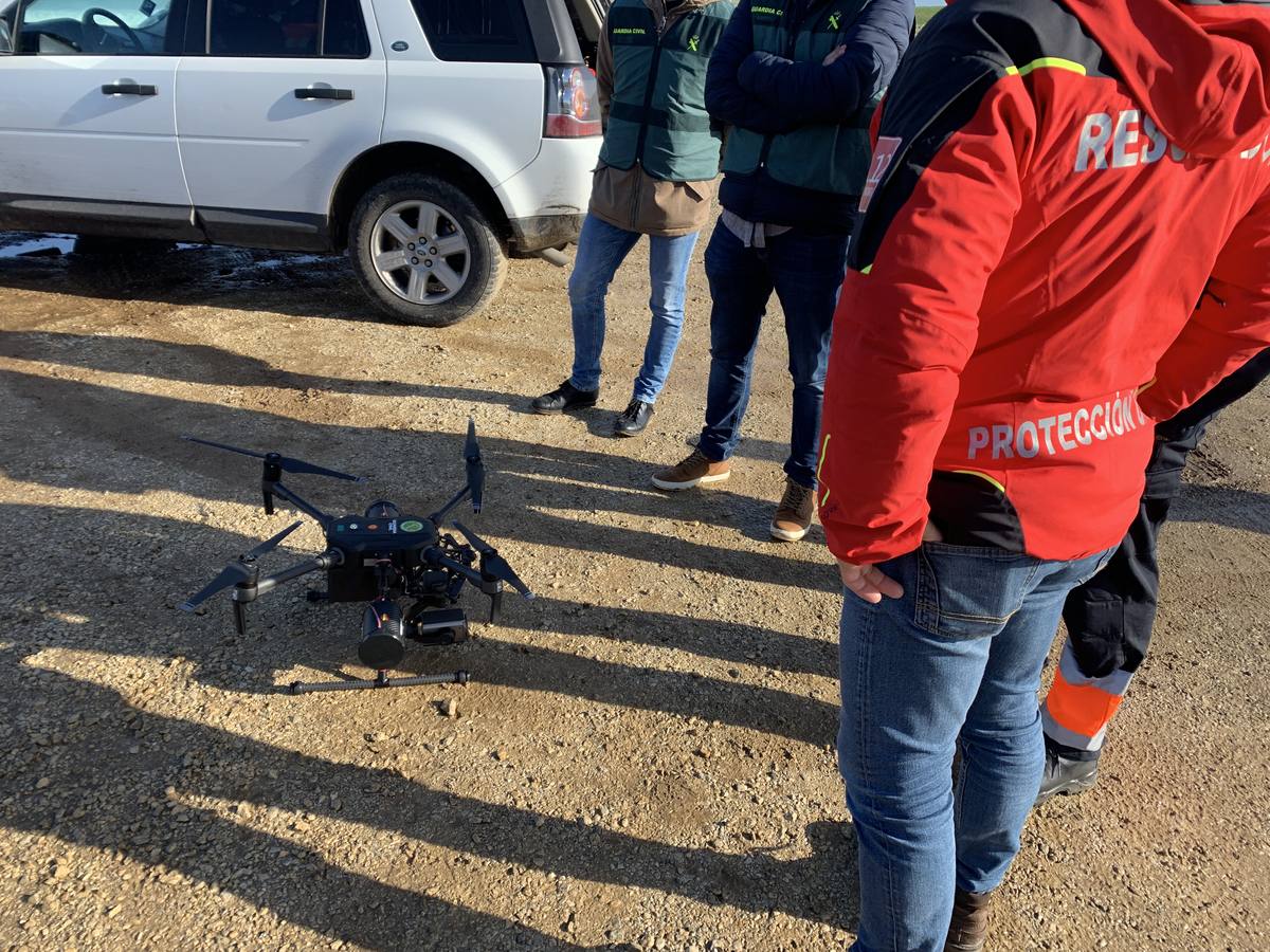 Un amplio dispositivo de rescate, con dos helicópteros y una veintena de efectivos por tierra, buscan desde ayer por la tarde a un hombre desaparecido en la zona de la costa de Liencres (Piélagos).Se trata de Carlos Revilla Gómez, vecino de Villaescusa de 46 años de edad y cuyo coche apareció aparcado en el entorno de la playa del Madero después de que su mujer denunciara su desaparición.