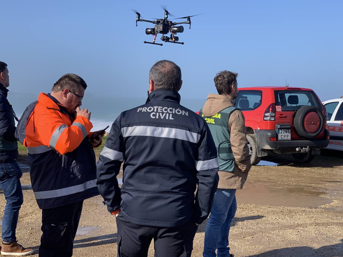 Un amplio dispositivo de rescate, con dos helicópteros y una veintena de efectivos por tierra, buscan desde ayer por la tarde a un hombre desaparecido en la zona de la costa de Liencres (Piélagos).Se trata de Carlos Revilla Gómez, vecino de Villaescusa de 46 años de edad y cuyo coche apareció aparcado en el entorno de la playa del Madero después de que su mujer denunciara su desaparición.