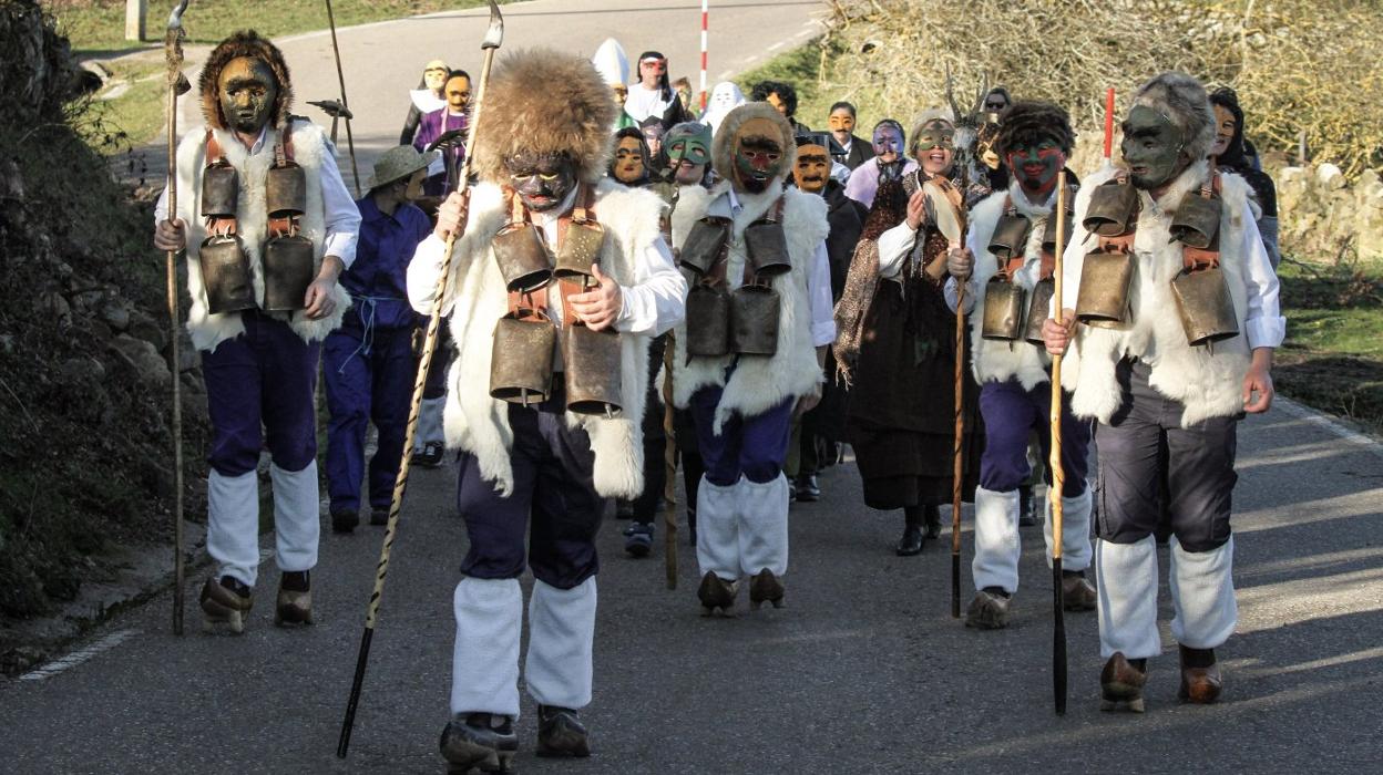 Los zamarrones y su mascarada, por las calles de Lanchares. 