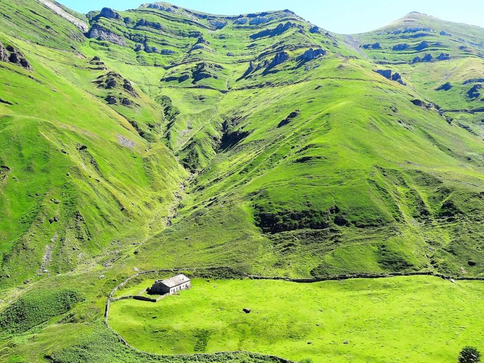 Zona del puerto de Lunada, con la Casa del Rey en primer término.