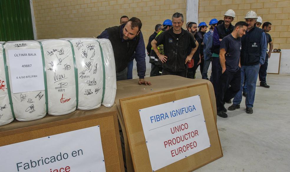 Los trabajadores del relevo de tarde firman la última bala de fibra ignífuga. Luis palomeque