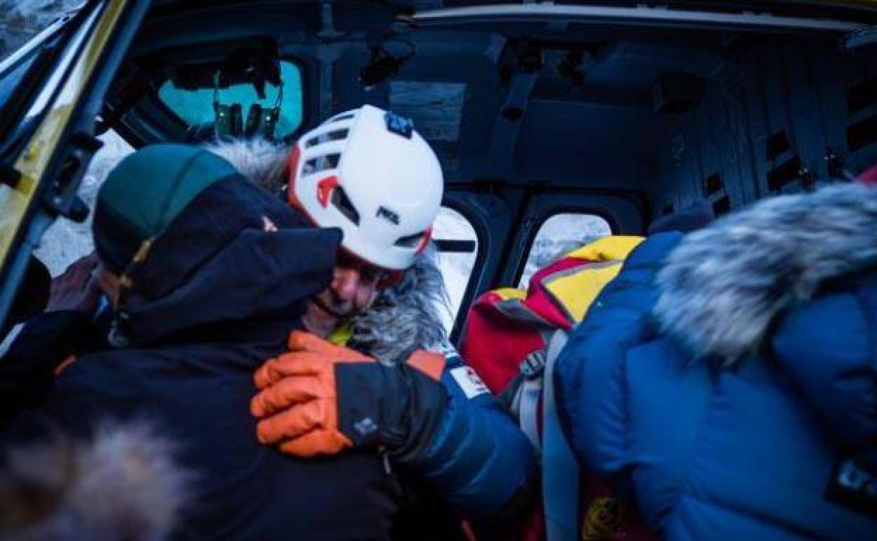 Óscar Cardo se despide, ya en el helicóptero, de sus compañeros de expedición. 