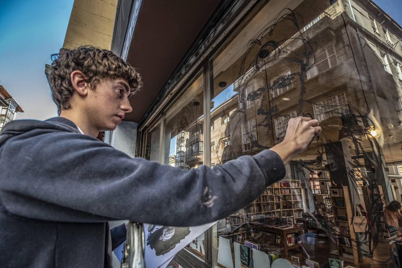 La representación gráfica de cuentos con las técnicas y recursos del escritor Gianni Rodari protagoniza los escaparates de la librerías de Santander hasta el 1 de marzo, dentro de la novena edición de las Jornadas Altera. Los alumnos del Grado Superior en Ilustración de la ESAC Roberto Orallo aplicarán las técnicas del escritor italianoreinterpretarán con ilustraciones los cuentos clásicos de los hermanos Grimm.