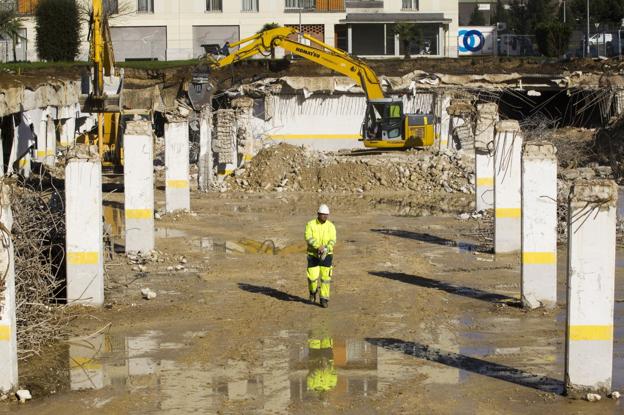 Un operario se mueve por el solar del aparcamiento subterráneo de Nueva Montaña donde ya se ha podido retirar buena parte de la losa que colapsó el pasado enero. 