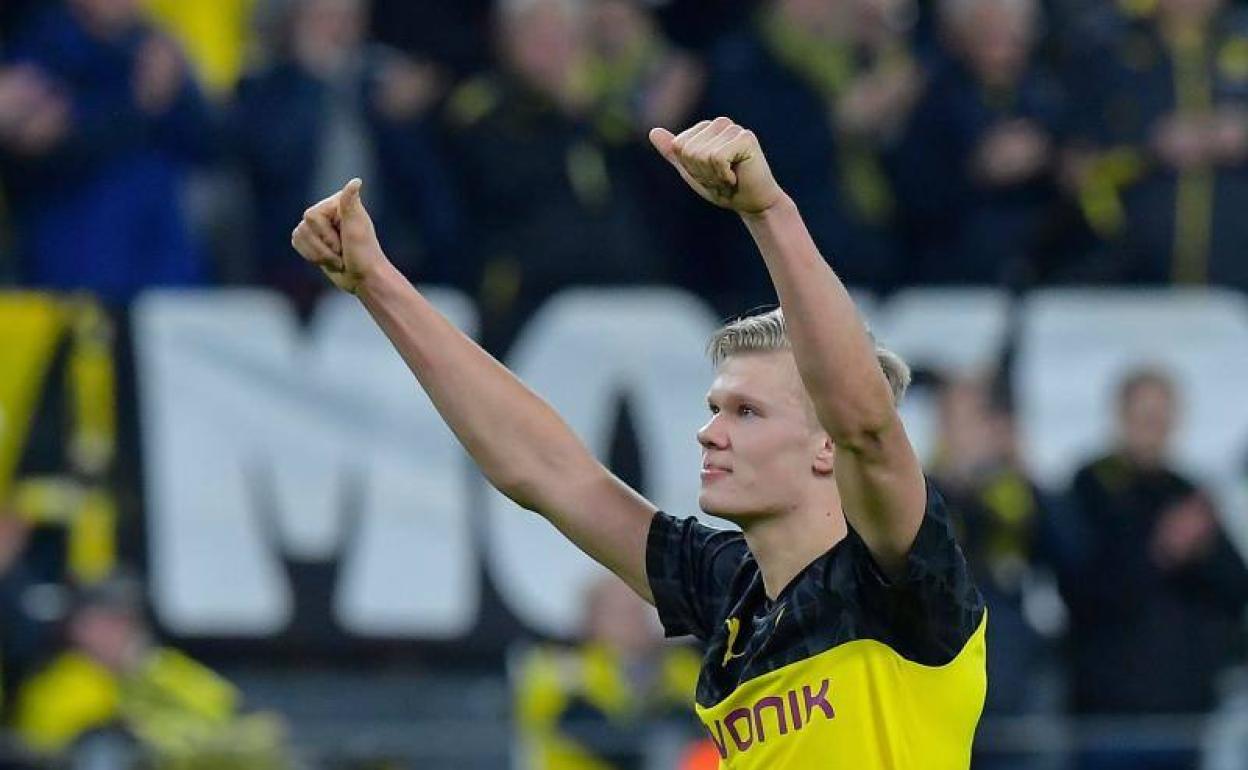 Erling Haaland, celebrando con la grada la victoria del Dortmund frente al PSG. 