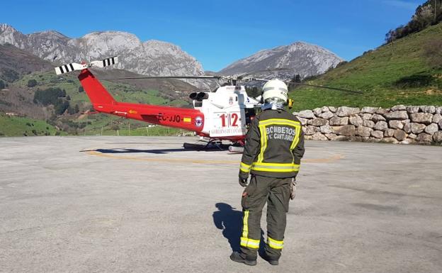 El helicóptero del Gobierno de Cantabria, esta mañana, en Tama.