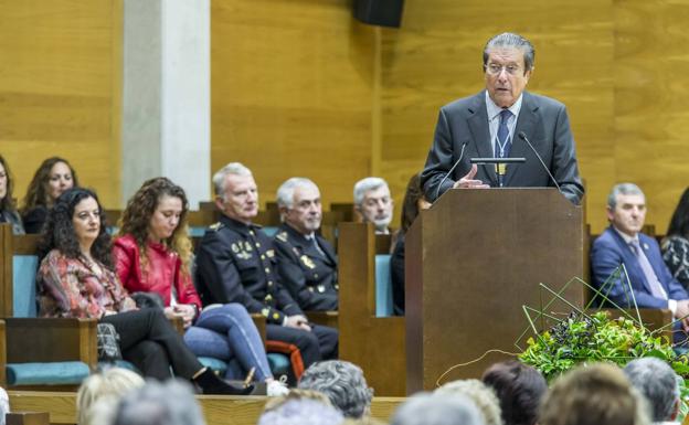 Imagen principal - Mayor Zaragoza recibe en Santander la distinción Magister Senior de Unate