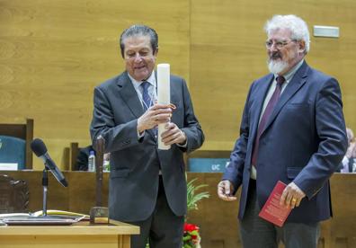 Imagen secundaria 1 - Mayor Zaragoza recibe en Santander la distinción Magister Senior de Unate