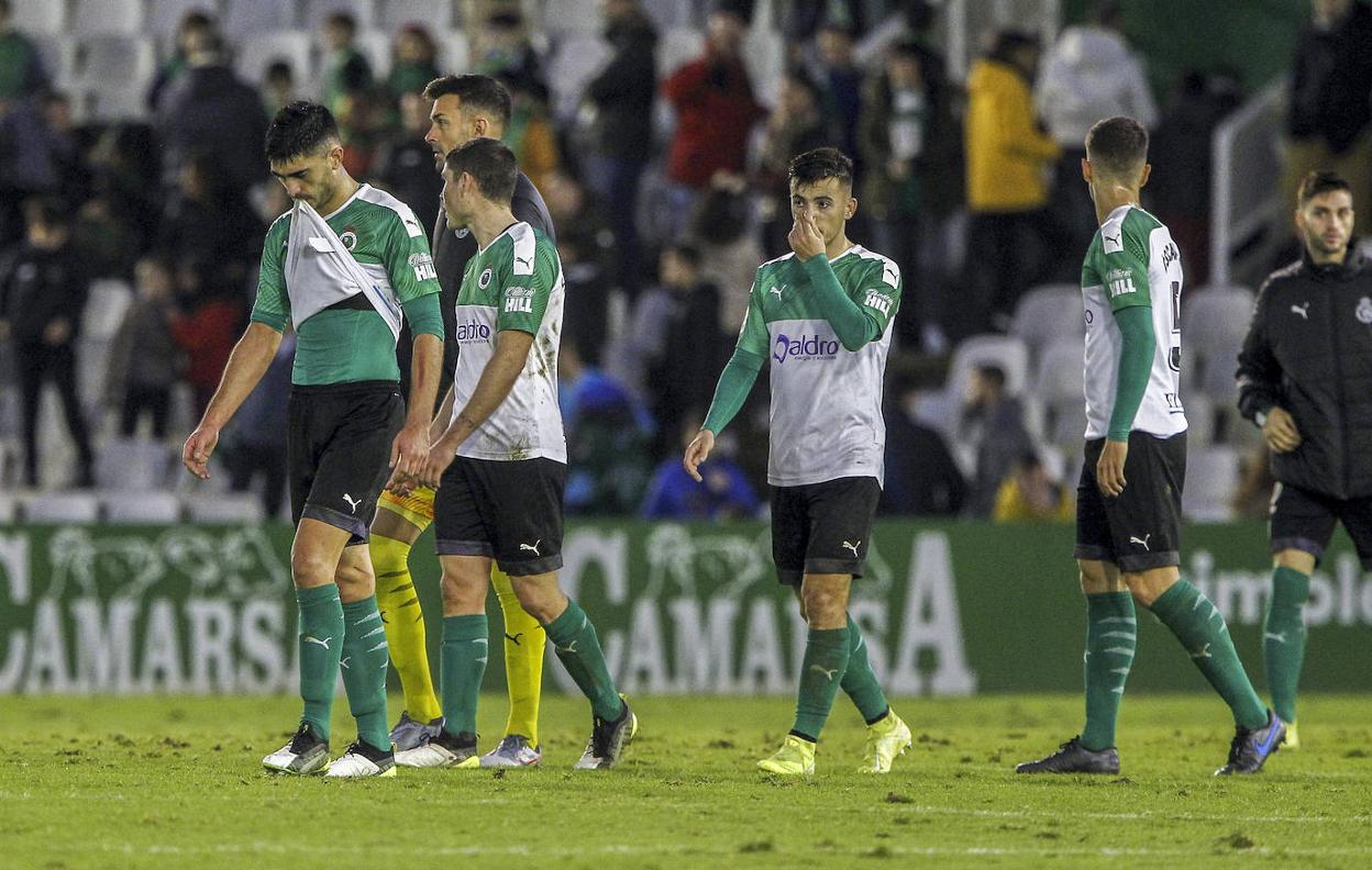 El Racing sueña con ganar a sus rivales directos para aferrarse a la permanencia en Segunda.