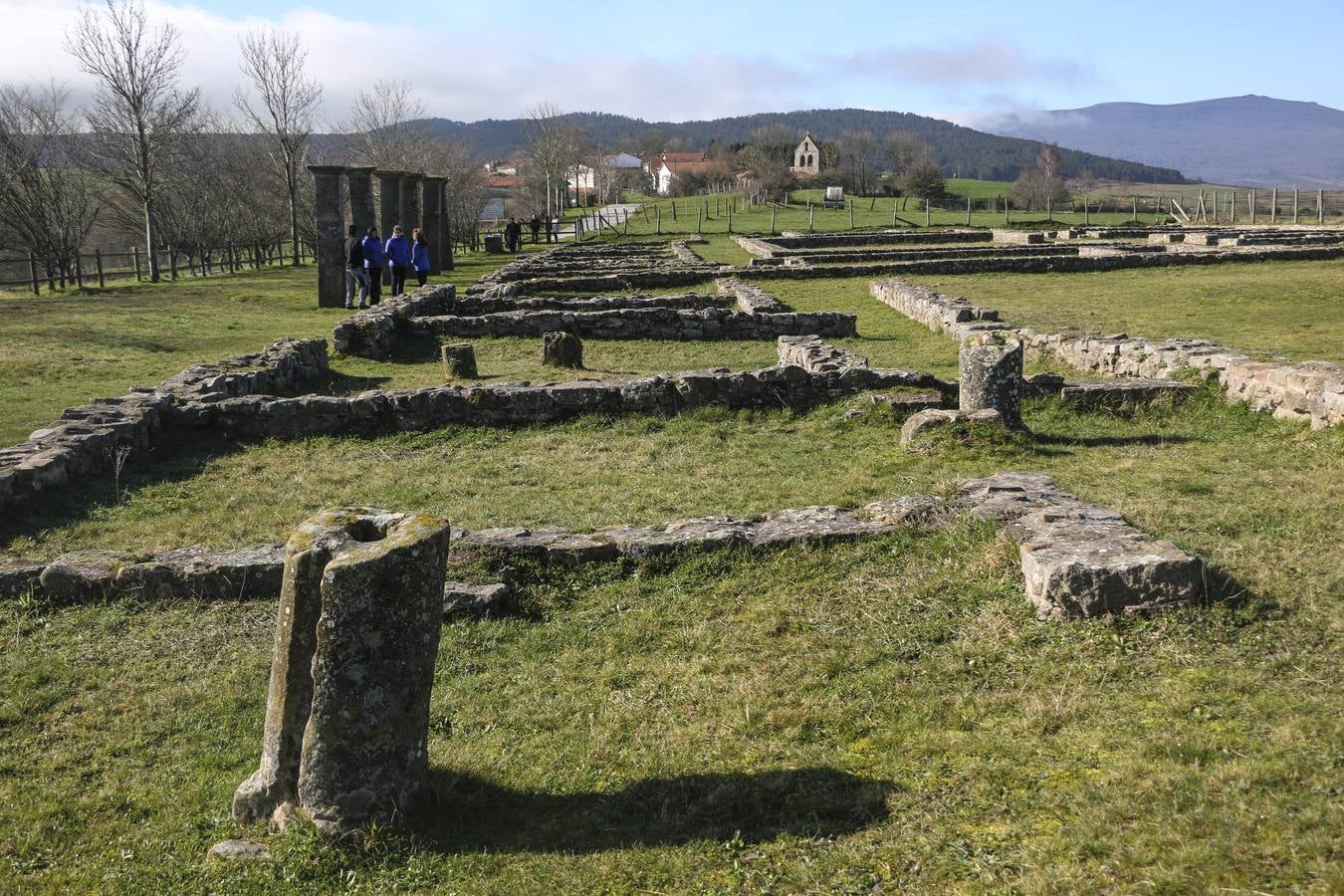 La domus de Julióbriga, un centro musealizado abierto en 2003 que reproduce una casa romana del siglo I localizada en ese yacimiento cántabro, ha lavado su cara con una apariencia más moderna, sin perder su esencia informativa sobre este asentamiento y sus gentes. La actuación ayudará a dar mayor visibilidad al yacimiento que se localiza a escasos metros del edificio, que imita la «Casa de los Morillos» y alberga más de 250 piezas desenterradas en ese entorno, y además adaptará el discurso expositivo a las nuevas tendencias museográficas y didácticas.