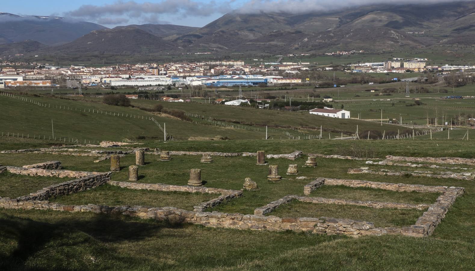 La domus de Julióbriga, un centro musealizado abierto en 2003 que reproduce una casa romana del siglo I localizada en ese yacimiento cántabro, ha lavado su cara con una apariencia más moderna, sin perder su esencia informativa sobre este asentamiento y sus gentes. La actuación ayudará a dar mayor visibilidad al yacimiento que se localiza a escasos metros del edificio, que imita la «Casa de los Morillos» y alberga más de 250 piezas desenterradas en ese entorno, y además adaptará el discurso expositivo a las nuevas tendencias museográficas y didácticas.