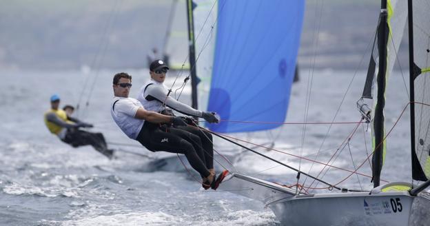  Iago López y Diego Botín, en plena competición a bordo de su 49er, uno de los barcos más rápidos de cuantos componen el actual programa olímpico de Tokio 2020. 