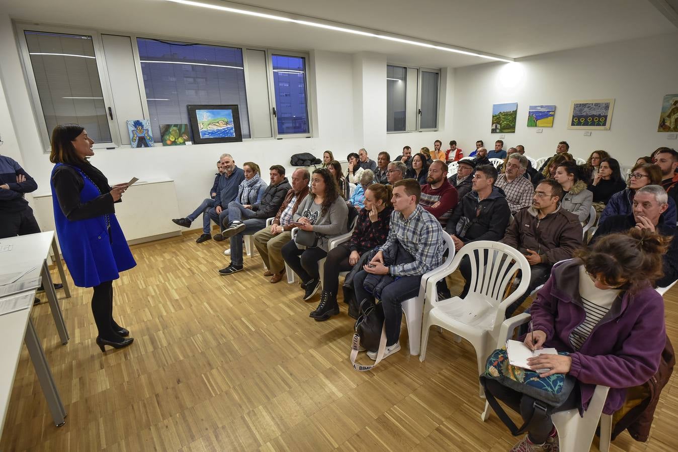 La alcaldesa de Santander, Gema Igual, durante su reunión de ayer con los vecinos afectados por el derrumbe en Nueva Montaña