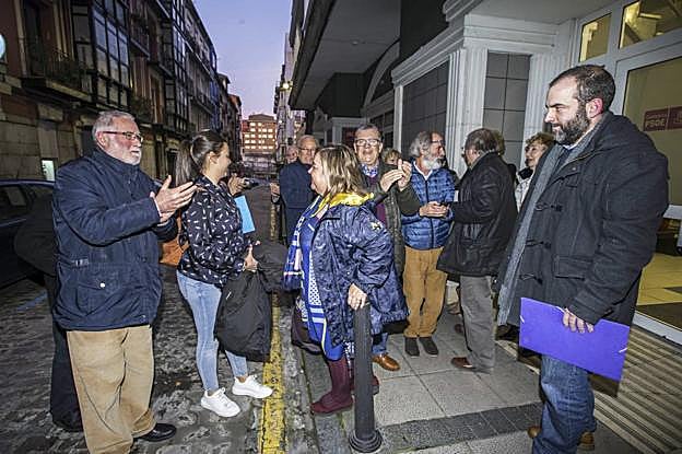 Los tres militantes expedientados, en la sede del PSOE, apoyados por antiguos dirigentes