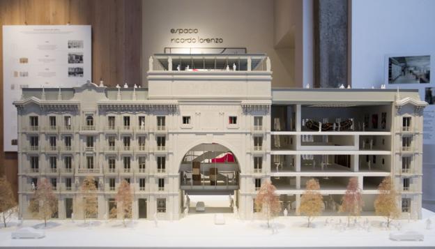 Maqueta del edificio del Paseo de Pereda exhibida en la sede cultural de los arquitectos cántabros.