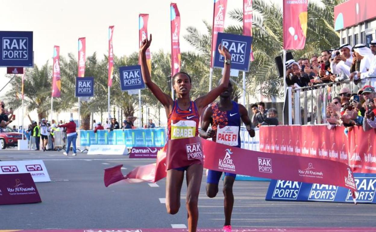 La etíope Ababel Yeshaneh entra victoriosa en el medio maratón de los Emiratos Árabes.