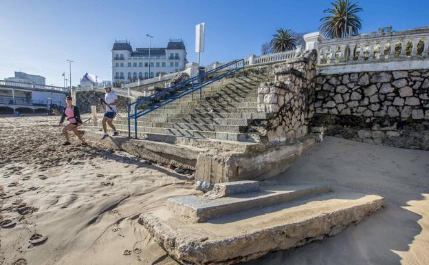 ambién se ha perdido arena en la primera playa, donde aflora la base de la escalera