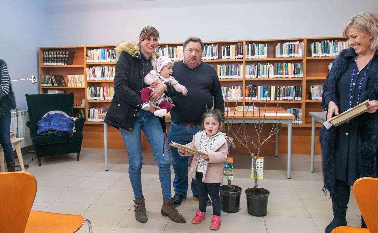 Si has tenido un hijo en Polanco, el Ayuntamiento te da el libro y el árbol